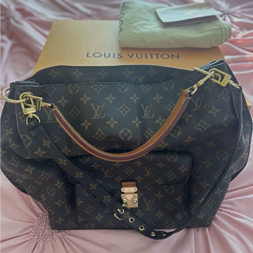 LOUIS VUITTON Monogram Canvas Metis Hobo Bag
Like New
100% Authentic